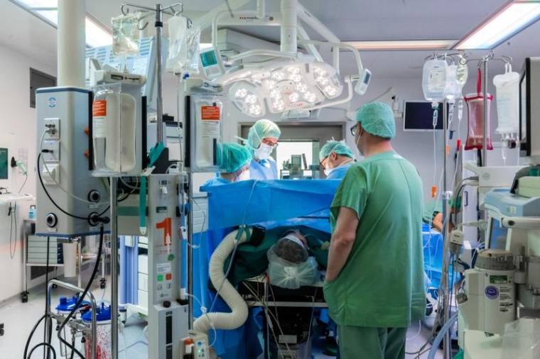 Die Vorhaltung anästhesiologischer und intensivmedizinischer Ressourcen ist...