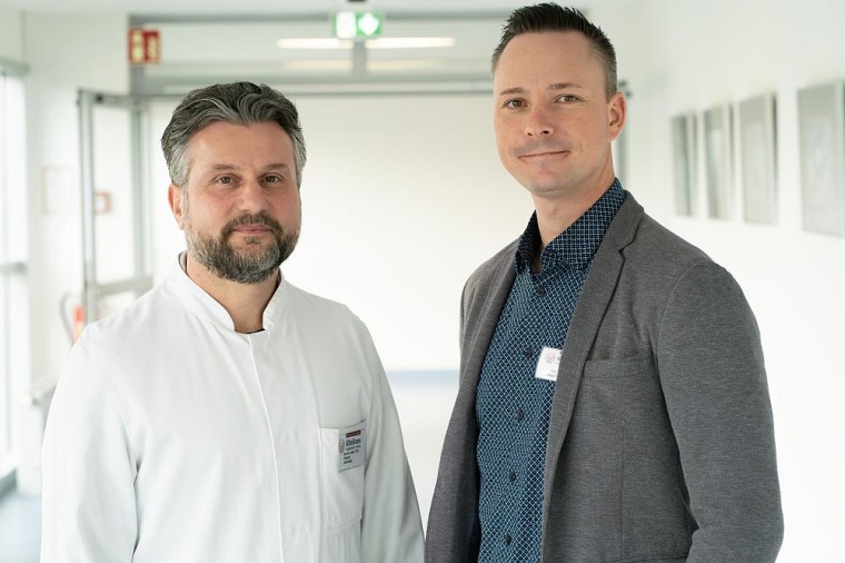 Jan Jakobitz begrüßt Dr. med. Ferhat Tek. Foto: Rhön Klinikum / Sophie Keller