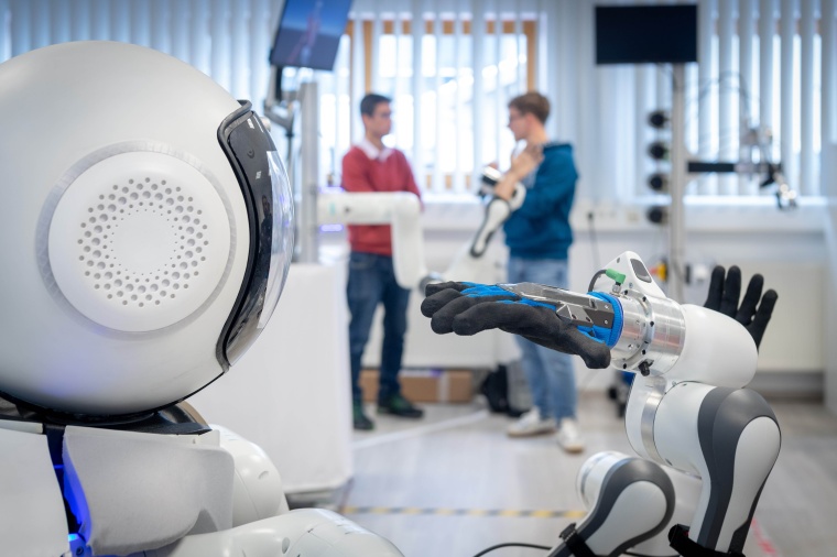 Pflegeroboter GARMI Foto: TUM