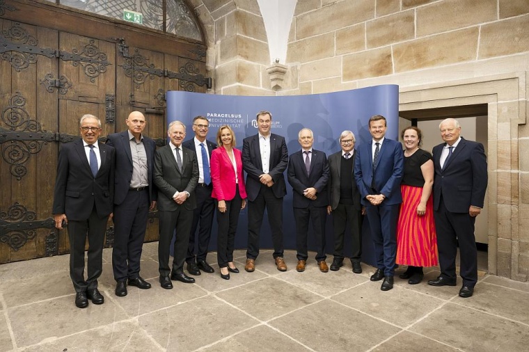 Der bayerische Ministerpräsident Dr. Markus Söder (Mitte) und Nürnbergs...