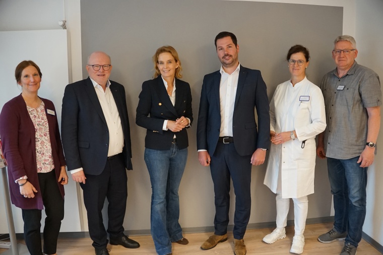 Pascal Alfers (Vierter v.l.) ist neuer Krankenhausdirektor des...