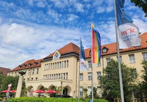 Zum Pride-Month wehen vor den Standorten der München Klinik wieder...