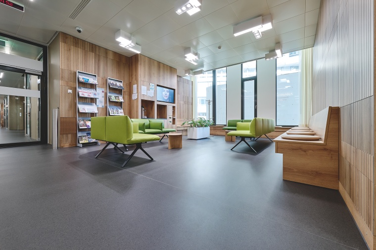 Aufenthaltsbereich im Anna-Seiler-Haus des Inselspitals Bern. Foto: Pascal...