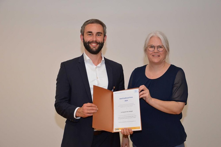 Dr. Benjamin Ruf erhält den Adolf-Kußmaul-Preis 2024 durch Dr. Lara Gnügge...
