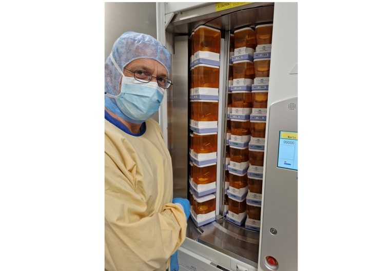 Manfred Kühne, Leiter der Krankenhausapotheke des Klinikums, kontrolliert die...