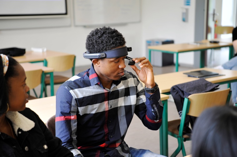 Die Datenbrille ist mit Display, Kamera und Mikrofon ausgestattet und kommt im...