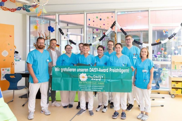 Das ganze Team um Elisabeth Veits freute sich mit ihr über die Auszeichnung....