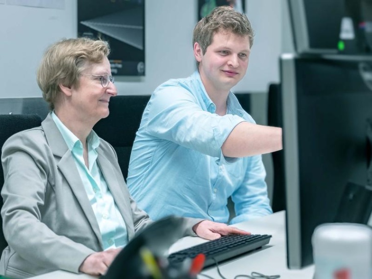 Max-Planck-Forscherin Gabriele Lohmann und Doktorand Pavel Povolni stellen das...