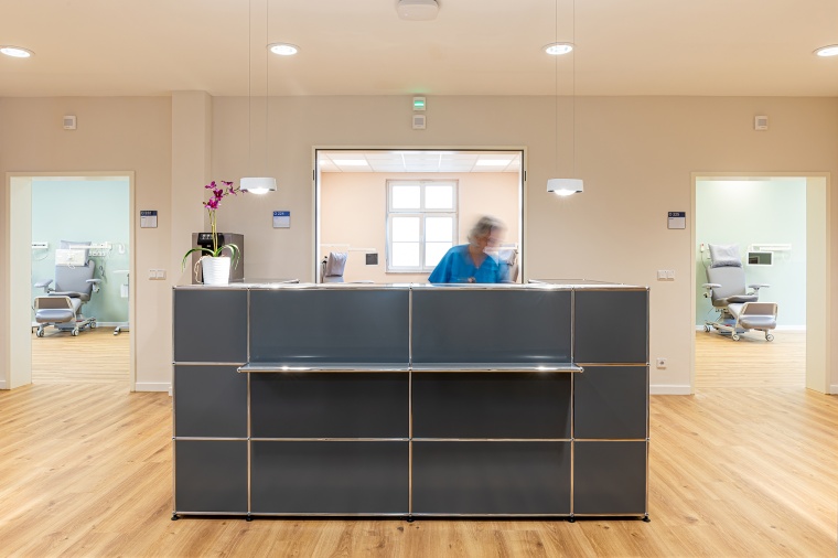 Blick auf den Empfang in der Ambulanz der Tagesklinik Foto: KlinikumEvB 2024