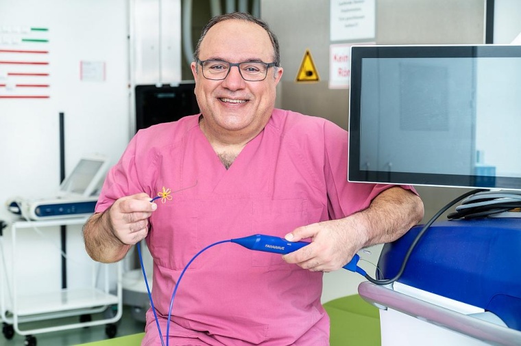 Prof. Arya mit dem neuen Gerät für die Pulsed-Field-Ablation. Foto:...