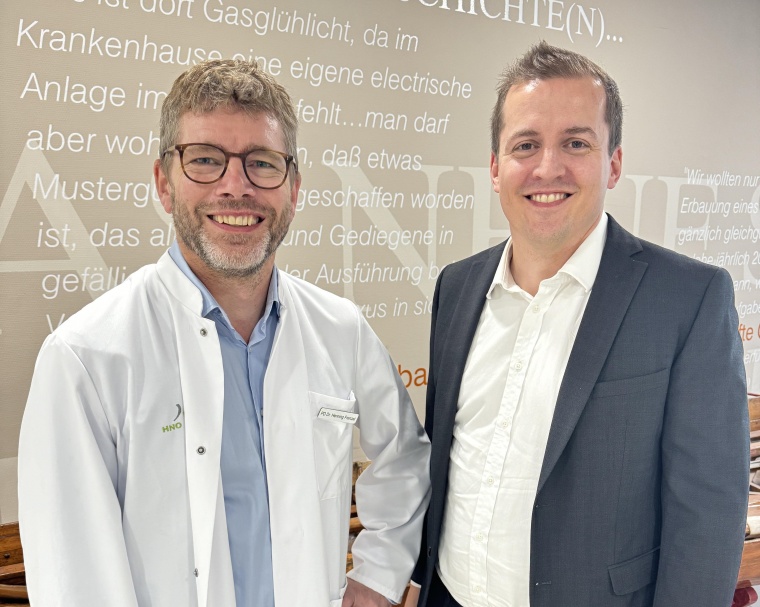 Geschäftsführer Dr. Christian Frank (rechts) begrüßt herzlich den neuen...