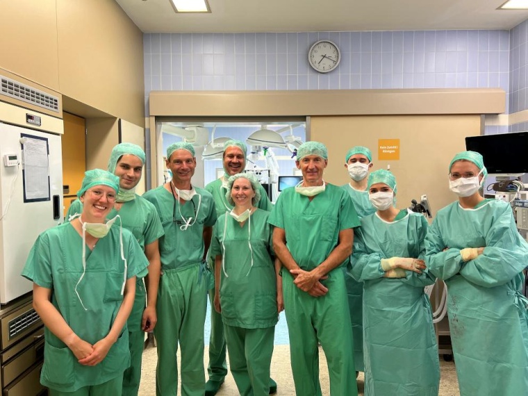 Die kanadische Chirurgin Dr. Joan Lipa (Bildmitte) mit dem Bogenhausener...