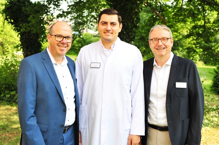 v.l.: Geschäftsführer Frank Dünnwald, Chefarzt Dr. Adnan Kasapovic und der...