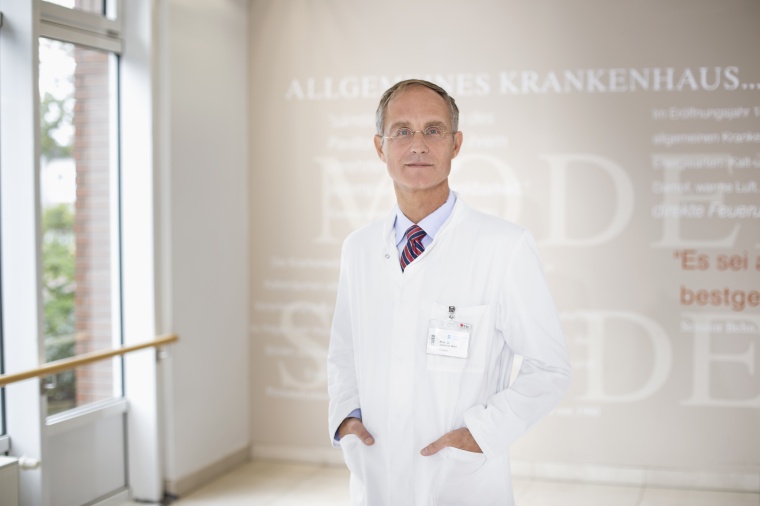 Prof. Dr. J. Weil; Chefarzt der Klinik für Kardiologie und Angiologie an den...