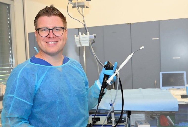 Chefarzt Dr. med. Simon Herkenrath mit dem neuen...