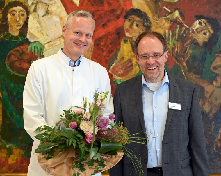 Der Geschäftsführer der Elisabeth-Klinik Bigge, Frank Leber (r.), begrüßt...