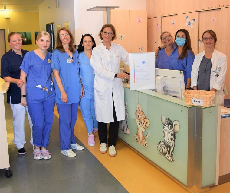 Prof. Dr. Stefanie Weber (Mitte) und Mitarbeiterinnen der Klinik für Kinder-...