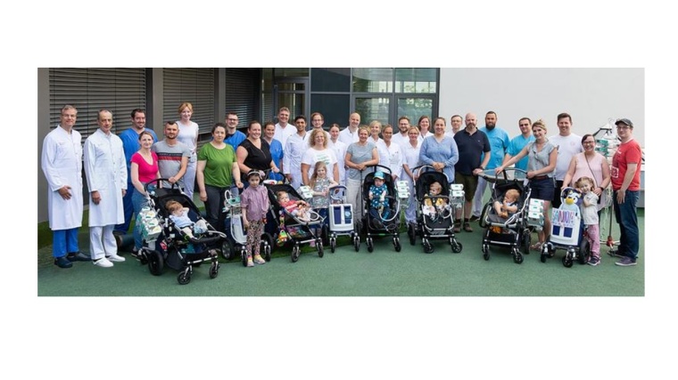 Gruppenbild mit Seltenheitswert: Acht Kinder im Alter von zehn Monaten bis neun...