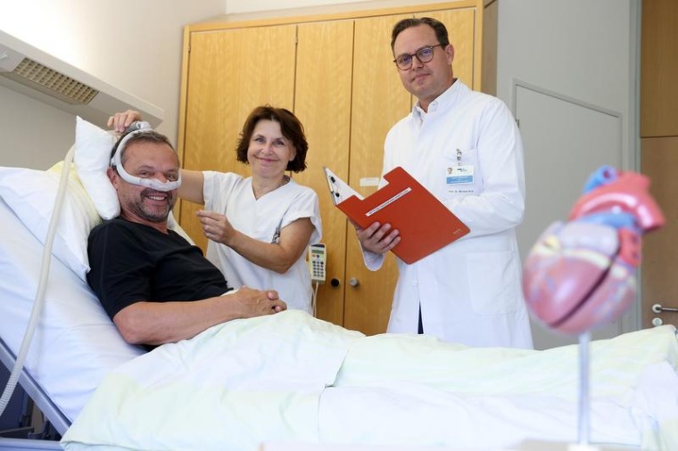 Prof. Dr. Michael Arzt erklärt dem Patienten das weitere Vorgehen der...