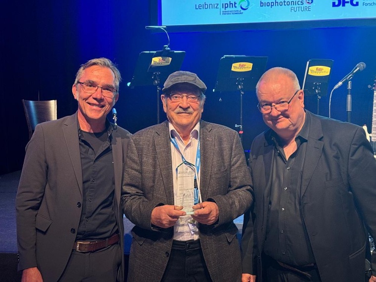 Professor Dr. Dr. h.c. Wolfgang Kiefer (Mitte) wurde auf der internationalen...