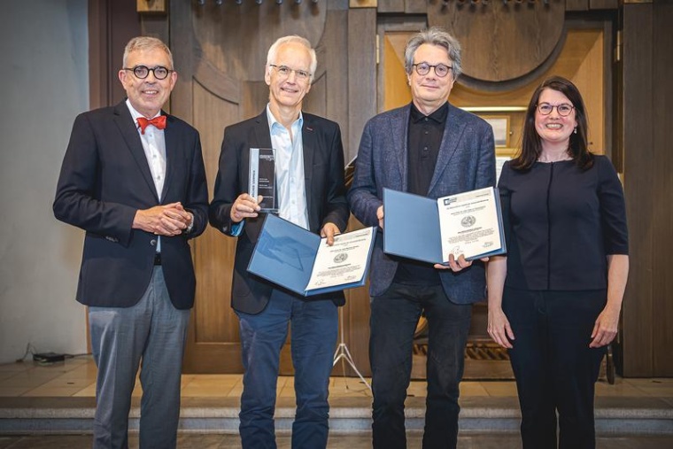 Dekan Matthias Frosch (l.) und Studiendekanin Sarah König mit den Trägern des...