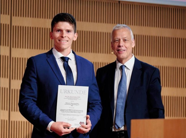 Ausgezeichneter Herzforscher: Prof. Dr. Simon Lebek (l.) bei der Entgegennahme...