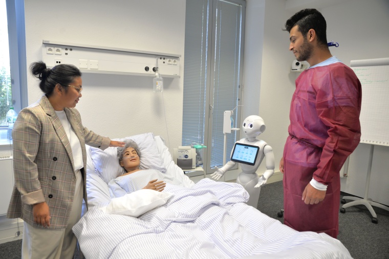 Im SkillsLab der Universität Trier können Studierende der Pflege erste...