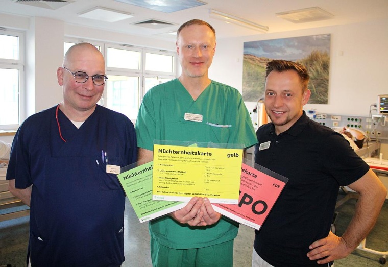 Chefarzt Dr. med. Marco Büttner (Mitte), Ltd. Oberarzt Patrick Bonsack (links)...