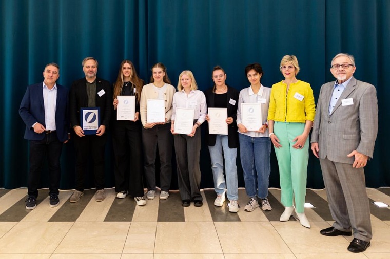 Die Preisträger*innen und Beteiligten. (v.l.): Michael Bergmann-Mitzel...