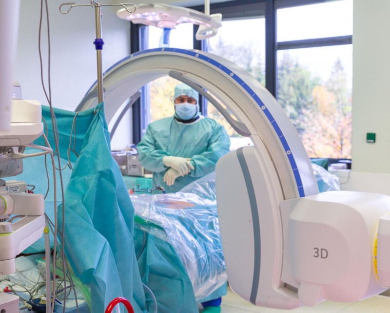 Mit dem mobilen C-Bogen mit interoperativer 3D-Bildgebung können vor, während...