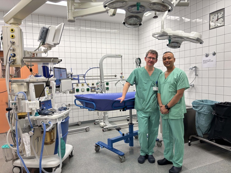 PD Dr. Jochen Gille (links) und Dr. Devendra Maharjan (rechts) im OP des...