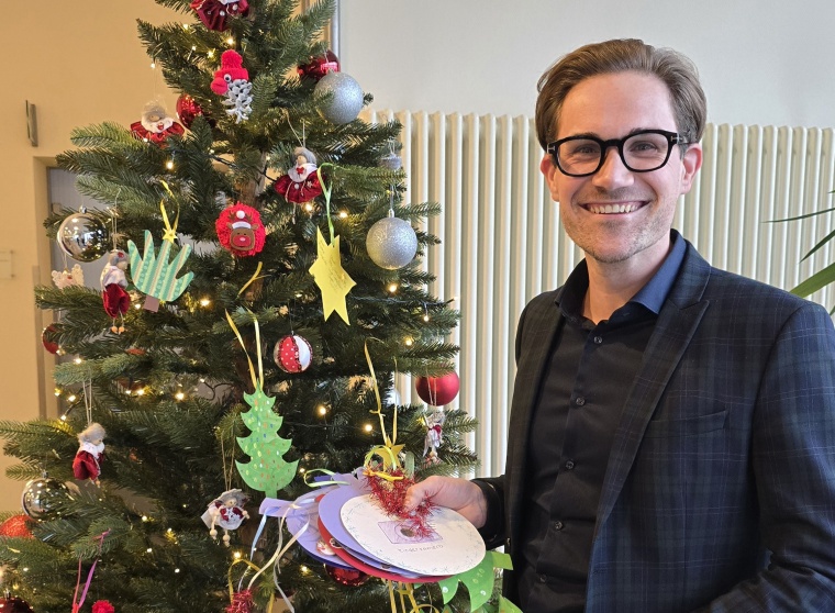 Klinikgeschäftsführer Till Sander freut sich über rund 100 Wunschkarten am...