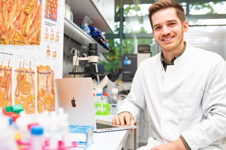 Dr. Stephan Traidl untersucht die Auswirkung systematischer Therapien bei...