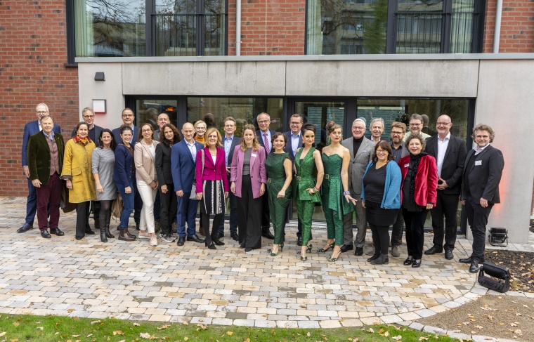 Vertreter der Alexianer sowie Unterstützerinnen und Unterstützer des...