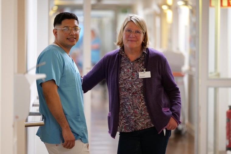 Carlos Roberto Márquez mit Pflegedirektorin Maike Sellentin Foto: Immanuel...