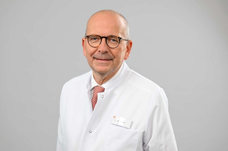 Der Chefarzt der Abteilung für Gefäßchirurgie, Dr. Udo Huberts, widmet sich...