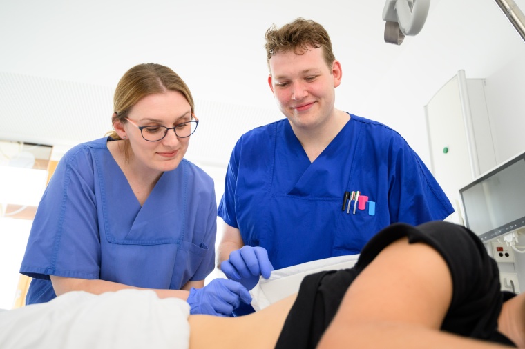 Mit dem Zertifikat „Pflegeattraktiv“ ist die RKH Orthopädische Klinik...