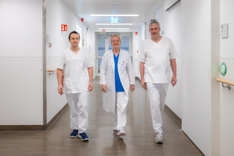 Dejan Lazeski, Chefärztin Dr. Christine Tabken und Dr. Robert Kraft (von...