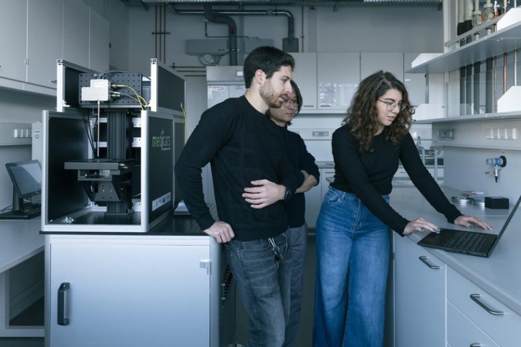 Forschende Matteo Calvarese, Dr. Hyeonsoo Bae und Elena Corbetta (v.l.) vom...