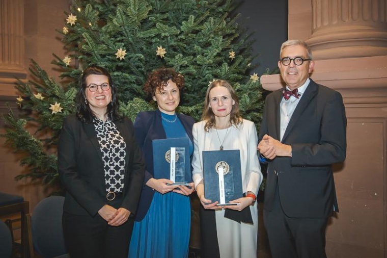 Studiendekanin Sarah König (l.) und Dekan Matthias Frosch mit den Trägerinnen...