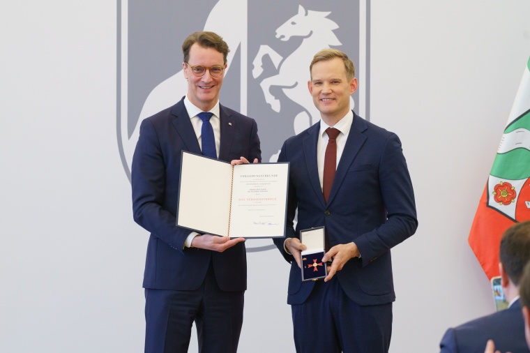 NRW-Ministerpräsident Wüst händigt Prof. Henrik Streeck, Direktor des...