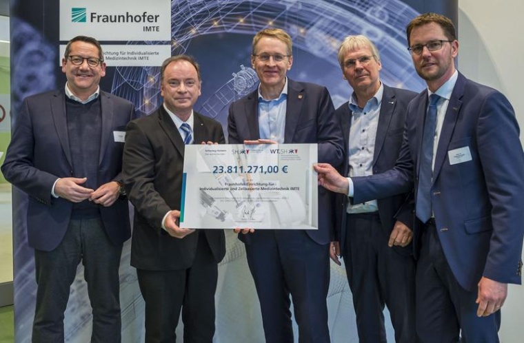 Übergabe des Zuwendungsbescheids zur Entwicklung des Fraunhofer IMTE als...
