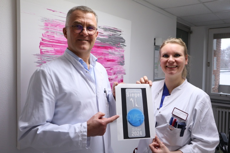 Chefarzt Priv.-Doz. Dr. Olaf Rolf und Lena Rademacher freuen sich über die...