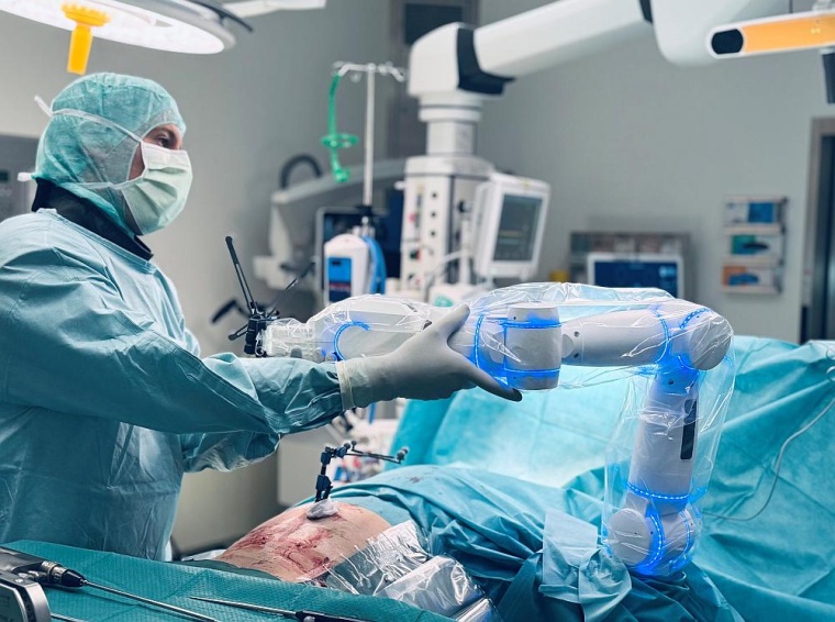 Der Roboterarm ermöglicht eine präzise Instrumentenführung, was vor allem...