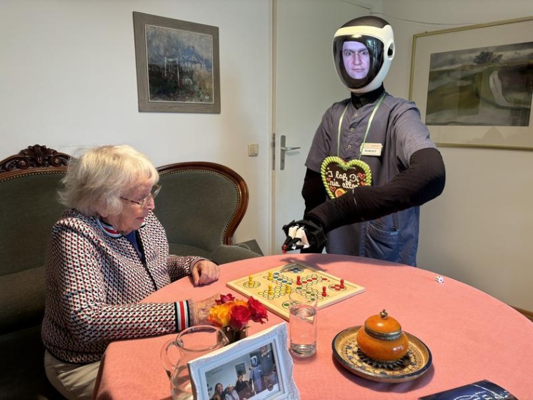 Robody, ein humanoider Teleroboter, leistet einer Seniorin Gesellschaft. Foto:...