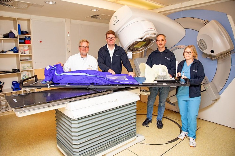 An einem Linearbeschleuniger mit drehbarer Tischplatte: Professor Dr. Hans...