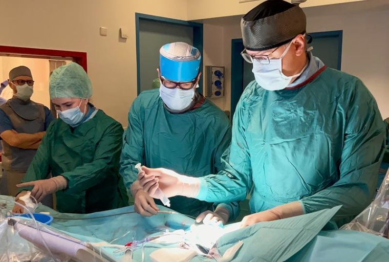 Premiere im Herzkatheterlabor: (v.r.n.l.) Prof. Dr. Stephan Schubert, Oberarzt...