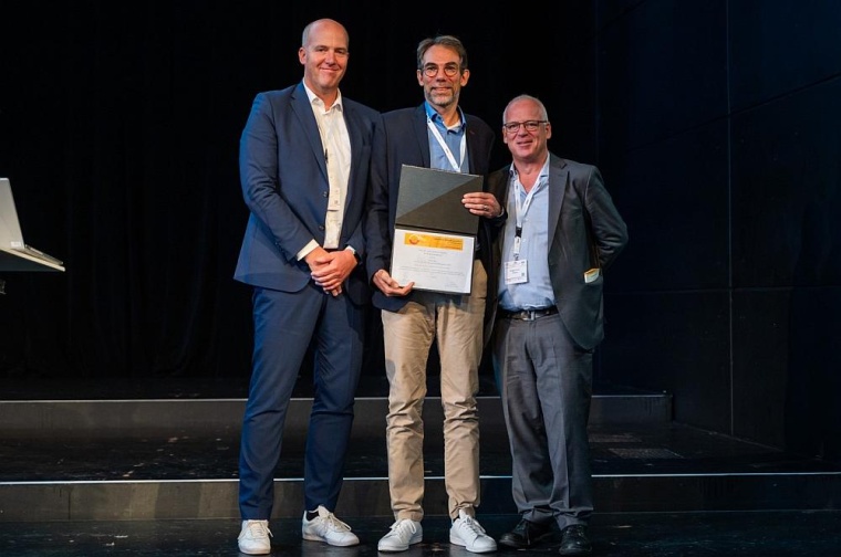 (v.l.): Prof. Dr. Stephan Meckel (Bildmitte) bei der Preisverleihung mit Prof....