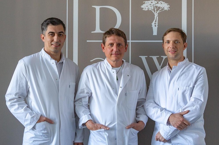 Dr. Stefan Wild (mi) ist der neue Leiter der orthopädischen Wertachpraxis....