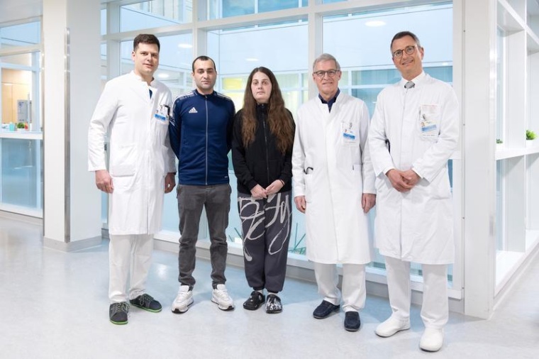 Familie B. zusammen mit Prof. Dr. Lars Maier, Prof. Dr. Christof Schmid und PD...